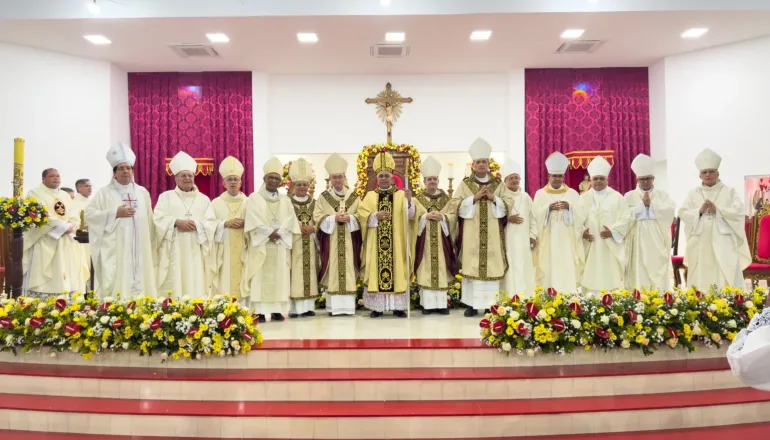 Com grande festa o 5º Bispo Diocesano toma posse em Teixeira de Freitas