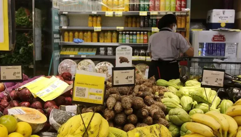 Contratos de trabalho por hora em supermercados aumentam precarização