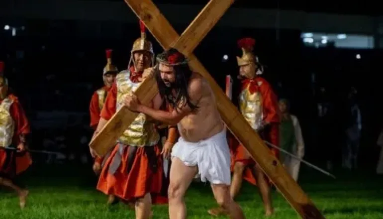 Encenação “A Paixão de Cristo” reúne grande público e fortalece cenário cultural em Teixeira de Freitas