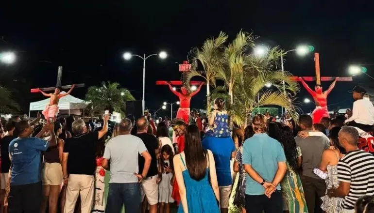Encenação da Paixão de Cristo atrai grande público na Praça da Matriz em Prado