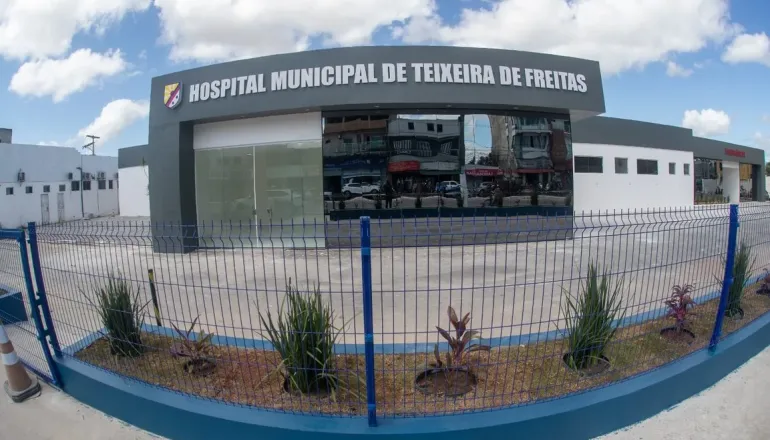 Fachada do Hospital Municipal de Teixeira de Freitas passa por reforma e ganha acesso exclusivo para pedestres