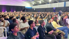 Fórum de Negócios reúne mais de 1.400 pessoas em Teixeira de Freitas com Camila Farani e Bruno Romano