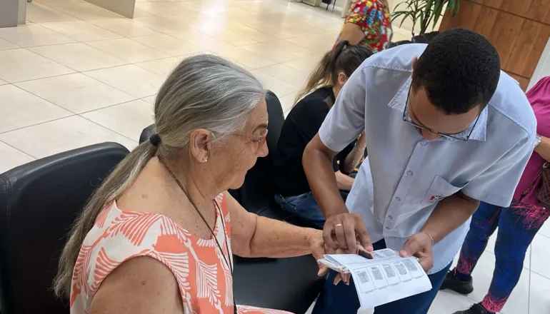 Idosos têm atendimento exclusivo para nova identidade neste sábado (11) e ainda há muitas vagas