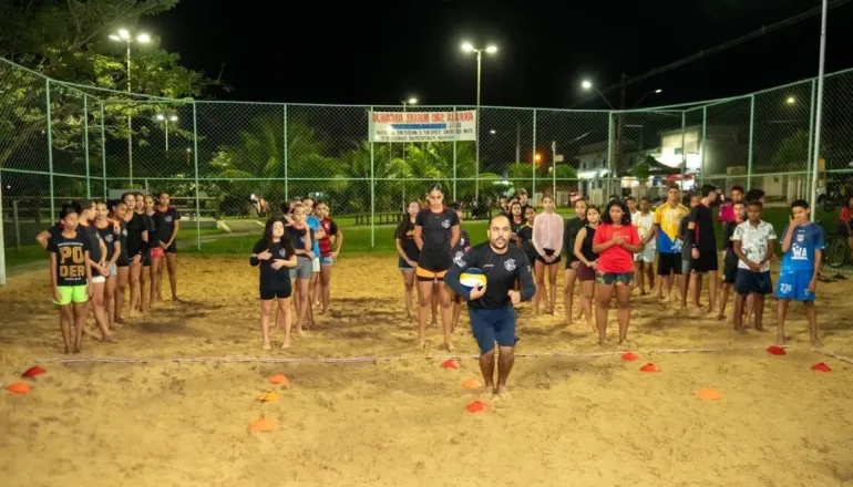 Jovens de 13 a 20 anos podem participar de aulas gratuitas de vôlei no Parque da Biquinha