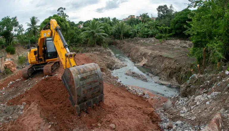 Manutenção preventiva é realizada na Rua Sargento Pedro após período de chuvas