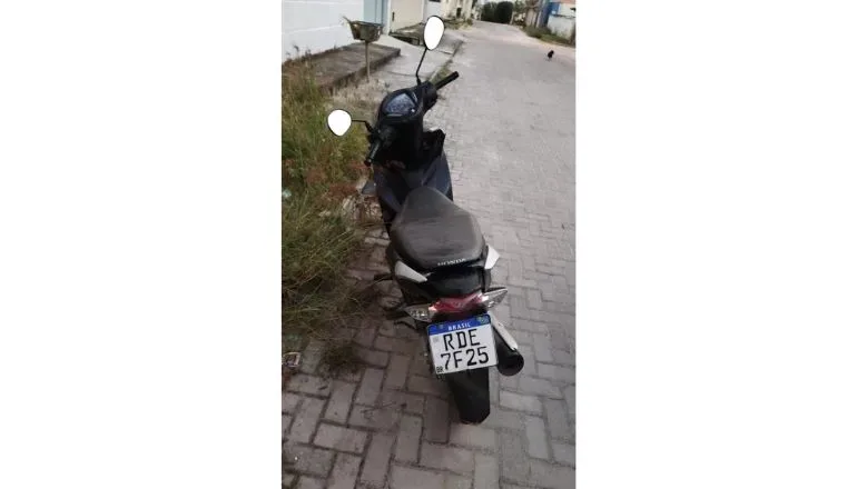 Motocicleta furtada no fundo do shopping no centro é recuperada pela Polícia Militar em Teixeira de Freitas