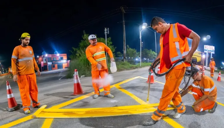 Novas sinalizações reforçam segurança nos cruzamentos da BR-101 em Teixeira de Freitas