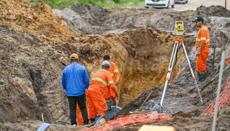 Obra de drenagem avança nas margens da BR-101