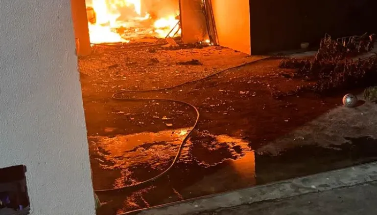 PMBA prende homem acusado de incendiar residência e agredir companheira em Teixeira de Freitas