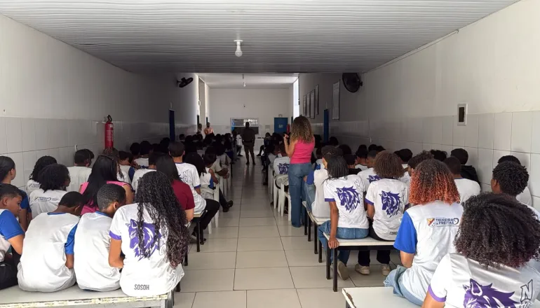 PMBA realiza palestra sobre violência, bullying e segurança no ambiente escolar em Teixeira de Freitas