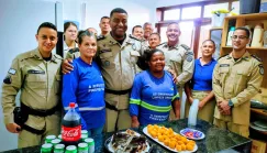 Policiais da 87ª CIPM homenageiam funcionária civil em comemoração de seu aniversário