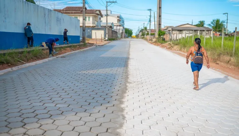 Prefeitura avança com pavimentação da Rua Lisboa no bairro Monte Castelo