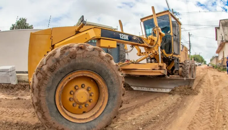 Prefeitura avança com pavimentações nas ruas de Teixeira de Freita