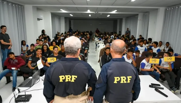 Prefeitura de Teixeira de Freitas e PRF fortalecem conscientização no trânsito nas escolas municipais