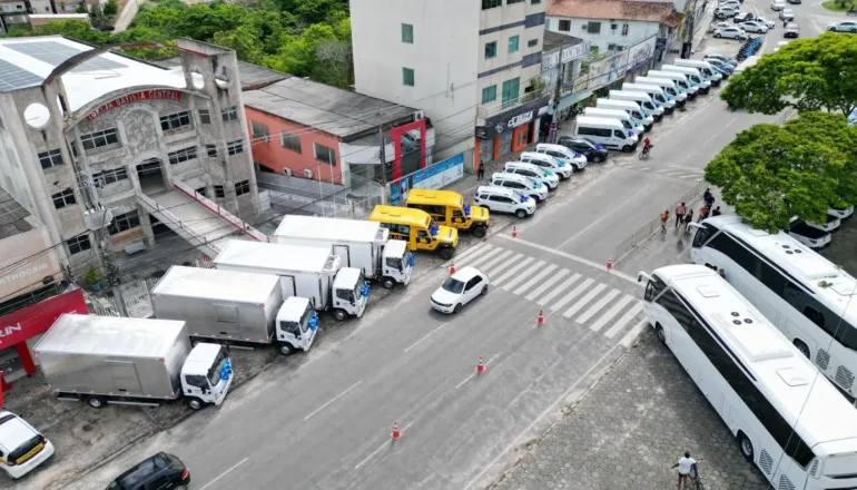 Prefeitura de Teixeira de Freitas realiza maior entrega de veículos da história da Rede Municipal de Ensino