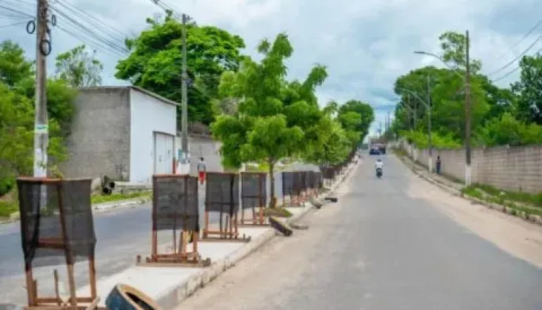 Prefeitura de Teixeira de Freitas realiza melhorias no paisagismo  da Avenida Kaikan em Teixeira de Freitas