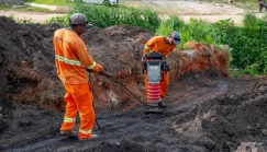Prefeitura executa obras de drenagem na lateral da BR-101