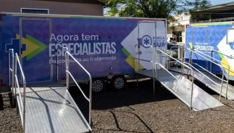 Saúde instala consultórios móveis em cidade devastada por tornado