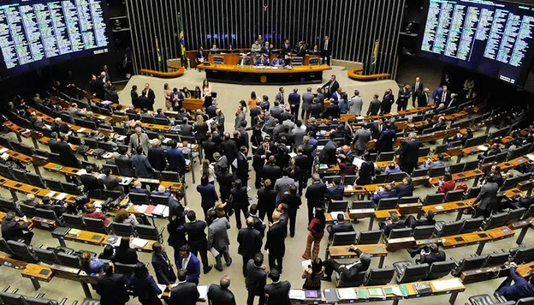 Senado aprova fim da escala 6x1 e redução da jornada de trabalho