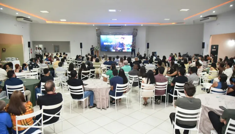 Sicoob Carlos Chagas celebra 35 anos com palestra de Jakson Follmann em Teixeira de Freitas