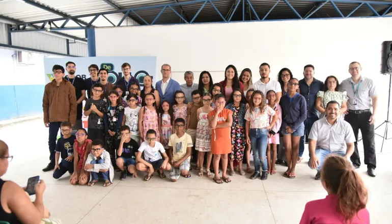 Sicoob Carlos Chagas entrega óculos a alunos de Teixeira de Freitas em ação do projeto “De Olho no Futuro”