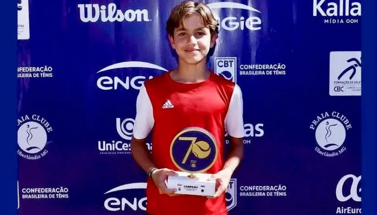 Tênis de Teixeira de Freitas está em festa: Theo Andrade Botelho é campeão brasileiro aos 13 anos