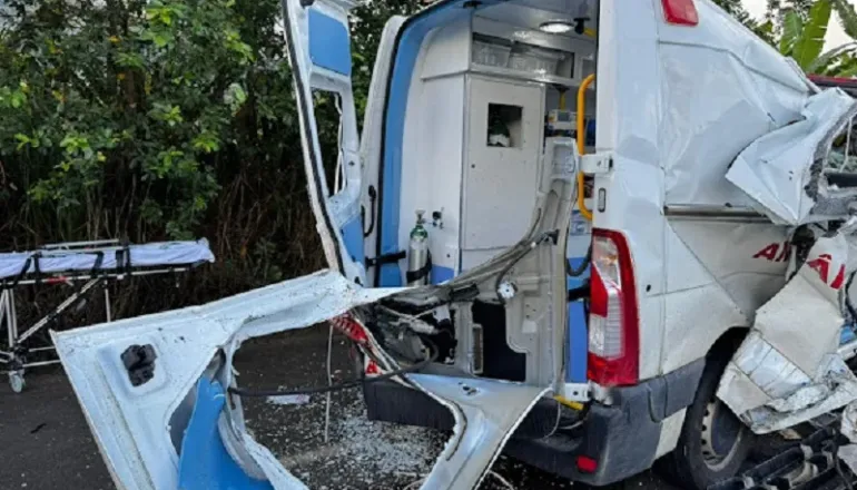 Tragédia na BR-101: Acidente com Ambulância de Teixeira de Freitas deixa três mortos próximo de Itabuna