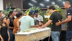 Últimas horas para despedida: velório de Ana Luíza Mateus segue durante a noite em Teixeira de Freitas