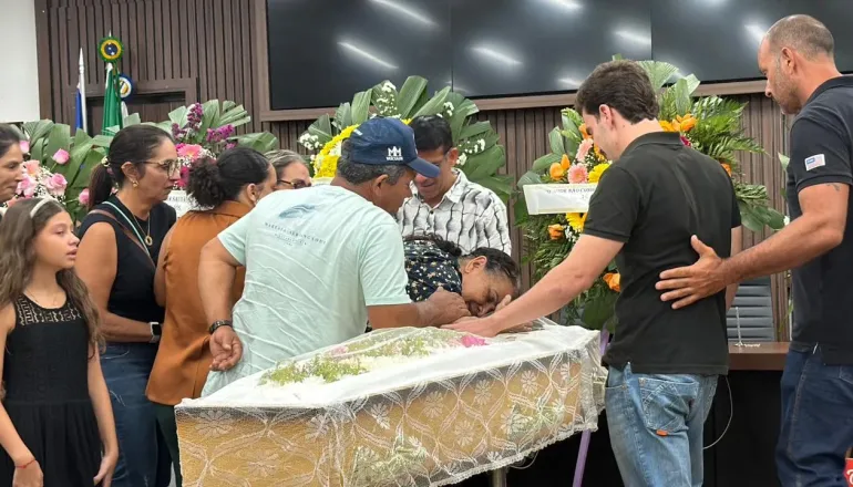Últimas horas para despedida: velório de Ana Luíza Mateus segue durante a noite em Teixeira de Freitas