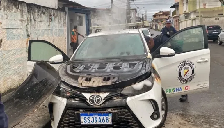 Viatura da Guarda Municipal pega fogo em frente à base da corporação em Teixeira de Freitas