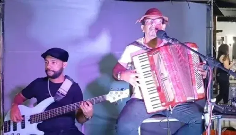 Wagner Rosa leva forró, identidade e nordestinidade à praça de alimentação do Shopping Teixeira Mall